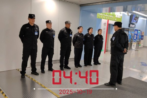 创富配资 不穿跑鞋的“奔跑者”：济钢保安公司助力2025济南（泉城）马拉松比赛顺利进行